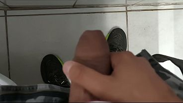 Punheta gostosa no banheiro pú blico