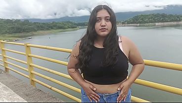 Chica abandonada por su novio es auxliada y follada por un extrañ o