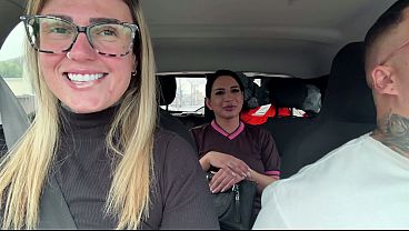 Chamei a tia da creche pra foder com nó s gostoso até  gozar em todo nosso carro ! E mela a buceta dela tida de gozo